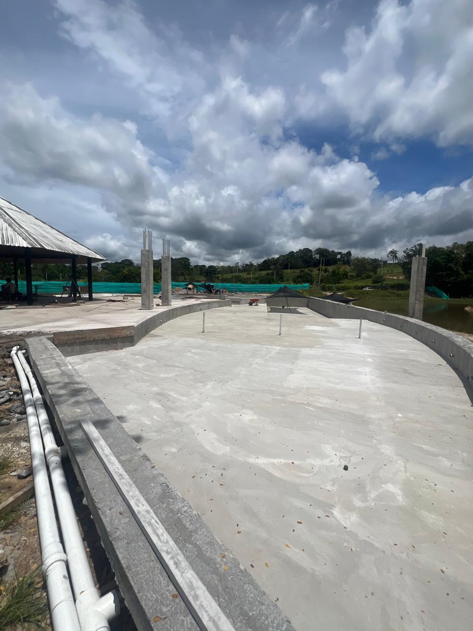 Zona social — piscina en construcción