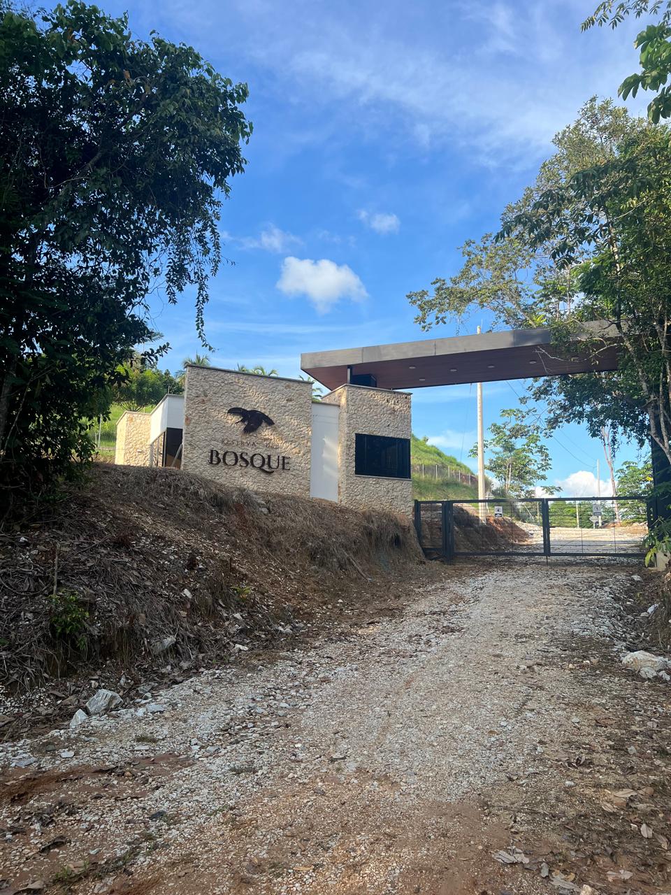 Portería principal — obra entregada